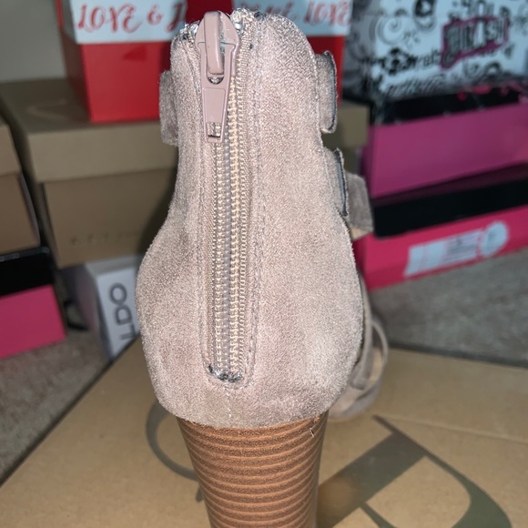 Grey heels. - Picture 3 of 3